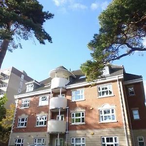 Apartment Walking Distance To , Close To Town Center