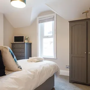 Apartment Stylish Town Centre House - 300mbps, Parking & Sunny Decking