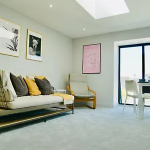Apartment Stunning Sea View Near The Beach, & Poole